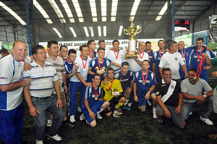 Trox levanta a taça da Sede Central